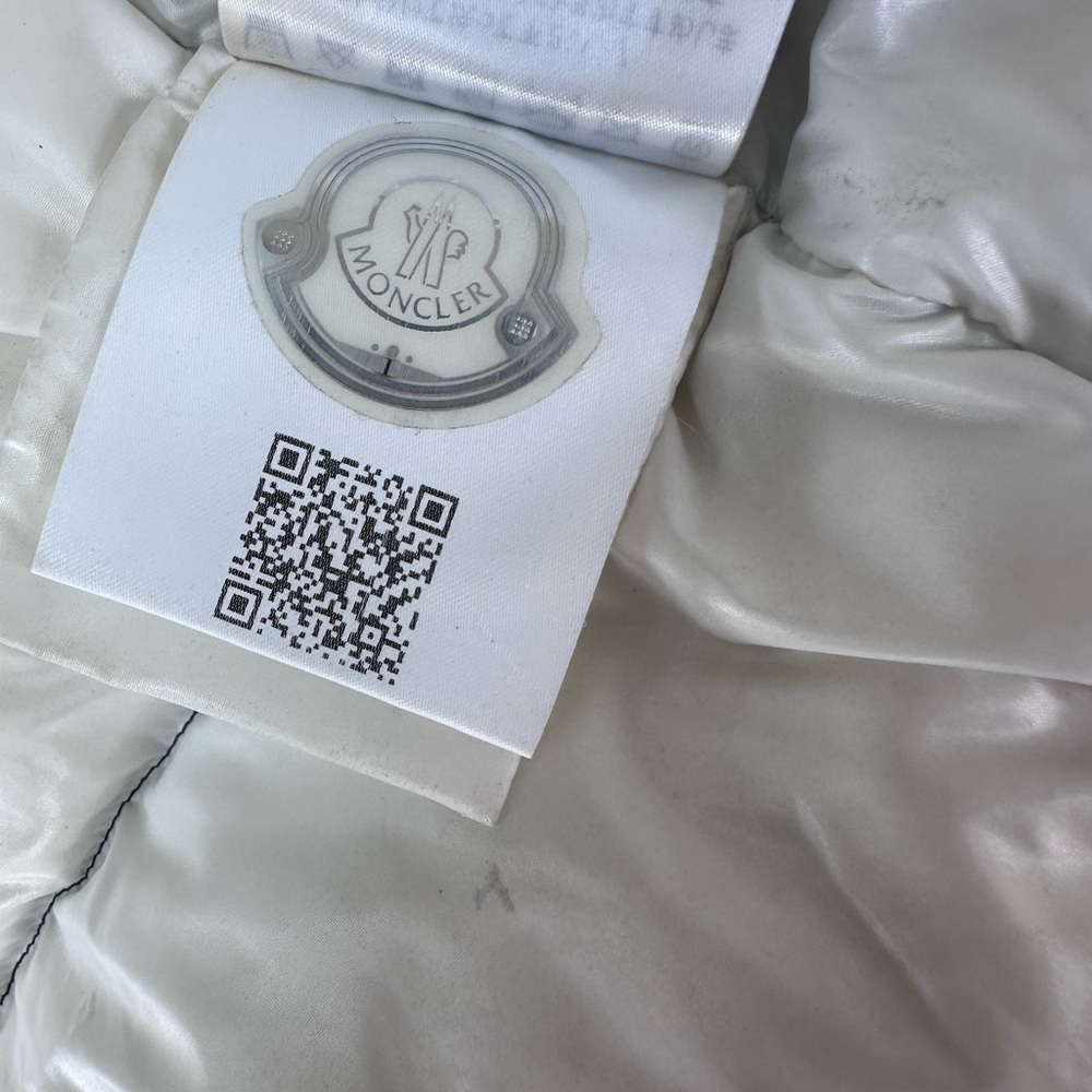 Moncler jacket Authentic - Picture 5 of 17